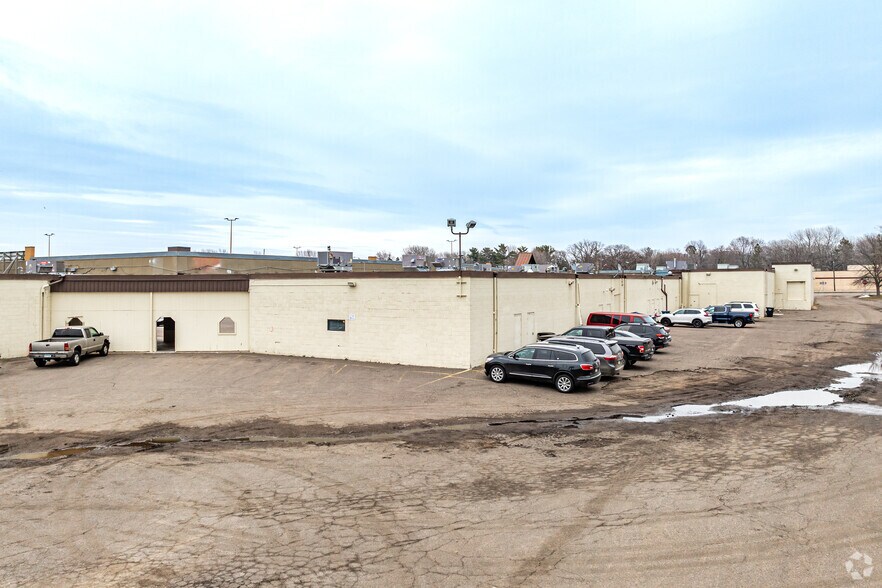 More Photos Of 804-840 S Lake St, Forest Lake General Retail For Lease