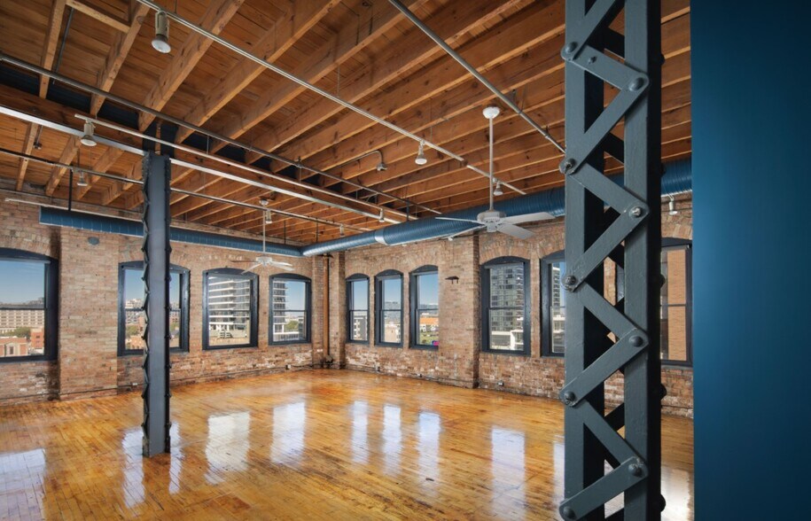 More Photos Of 213 W institute Pl, Chicago Loft Creative Space For Lease