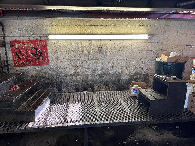 More Photos Of 1202 Cherokee St, Lindsay Auto Repair For Sale