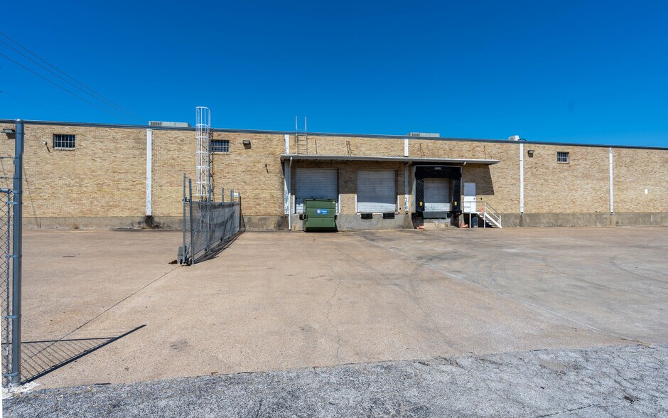 More Photos Of 3320 Dalworth St, Arlington Warehouse For Lease