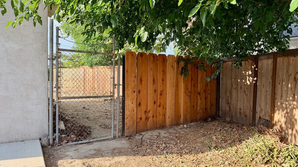 More Photos Of 1012 E Mineral King Ave, Visalia Flex For Sale