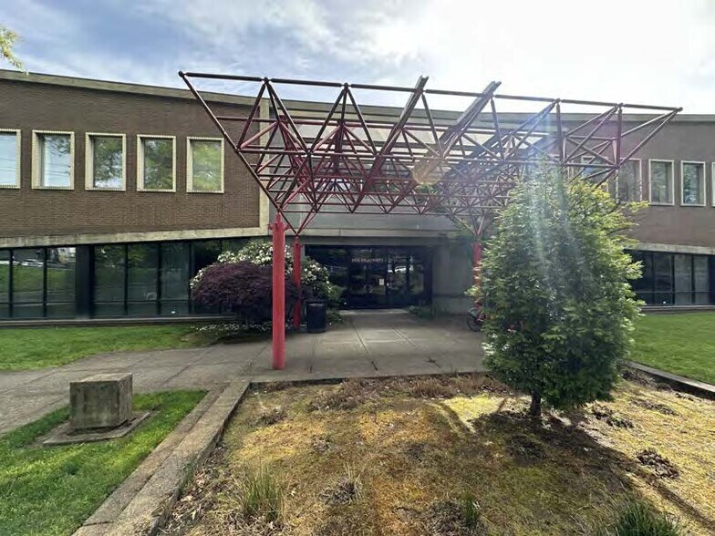 More Photos Of 2828 S Corbett Ave, Portland Office For Sale