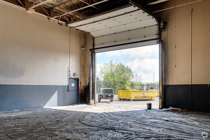 More Photos Of 10800 Ford Rd, Dearborn Warehouse For Lease