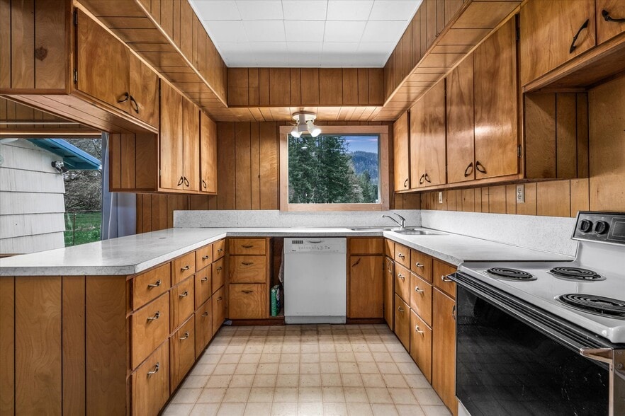 More Photos Of 7550 Logsden Rd, Logsden Convenience Store For Sale