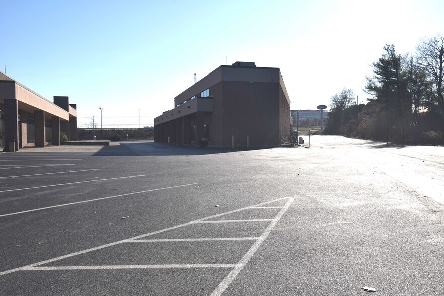 More Photos Of 45-53 Washington St, Foxborough Auto Dealership For Lease