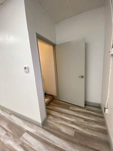 More Photos Of 11232 Vanowen St, North Hollywood Storefront Retail Office For Lease