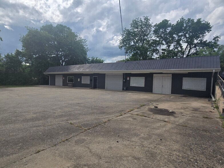 More Photos Of 124 W Winchester St, Gallatin Light Manufacturing For Lease