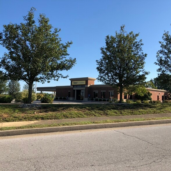 More Photos Of 201 Limestone St, Frankfort Bank For Lease