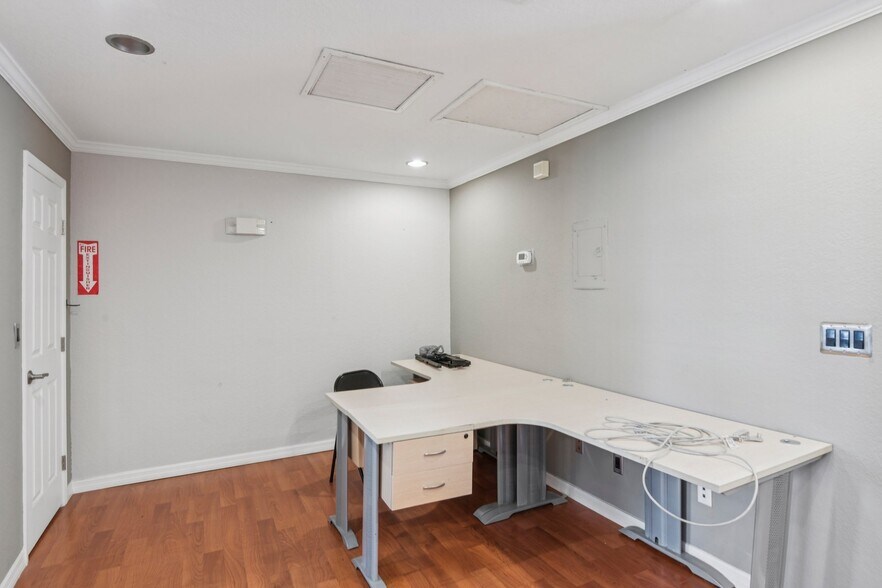 More Photos Of 4868 W Gandy Blvd, Tampa Office For Sale