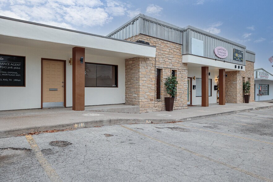 More Photos Of 102 Fletcher Dr, Del Rio General Retail For Sale