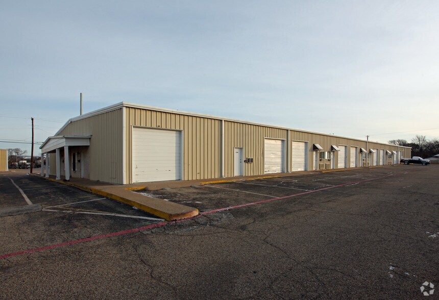More Photos Of 301-363 N Briery Rd, Irving Warehouse For Lease