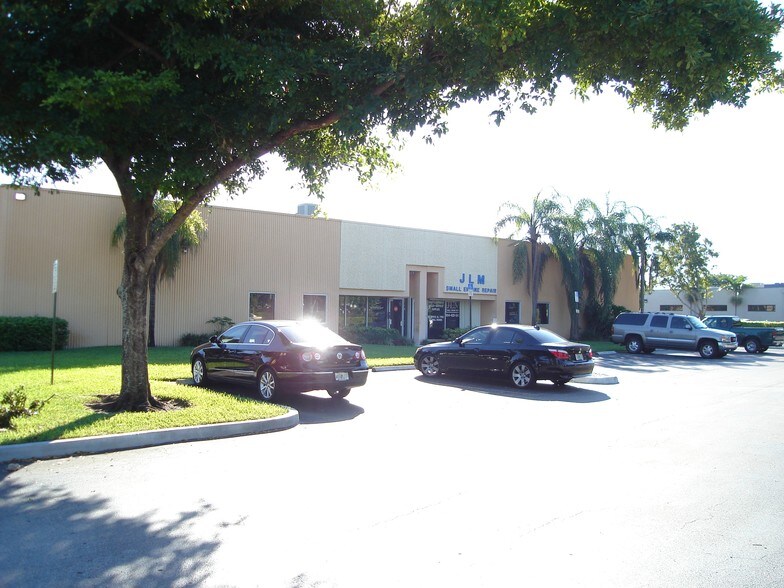 More Photos Of 410-442 S Military Trl, Deerfield Beach Warehouse For Lease