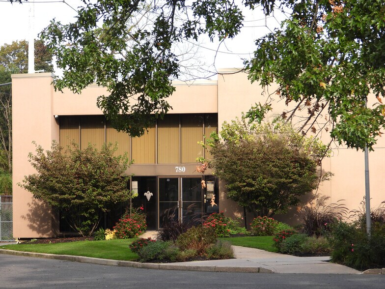 More Photos Of 780 Park Ave, Huntington Manufacturing For Lease