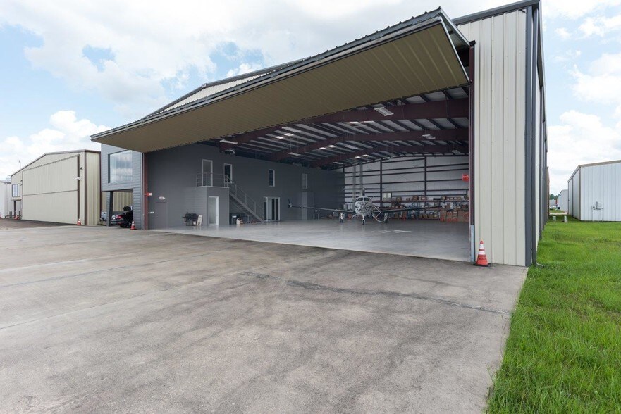 More Photos Of 18000 Groeschke Rd, Houston Airplane Hangar For Sale