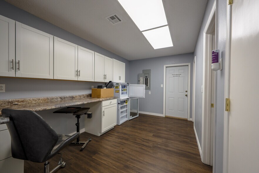 More Photos Of 601 S Broadway St, Grove Medical For Sale