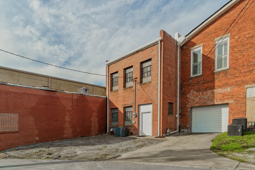 More Photos Of 110 E Main St, Union Storefront Retail Office For Lease