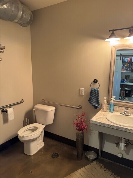 More Photos Of 996 Thornwood Dr, Heath Office For Sale