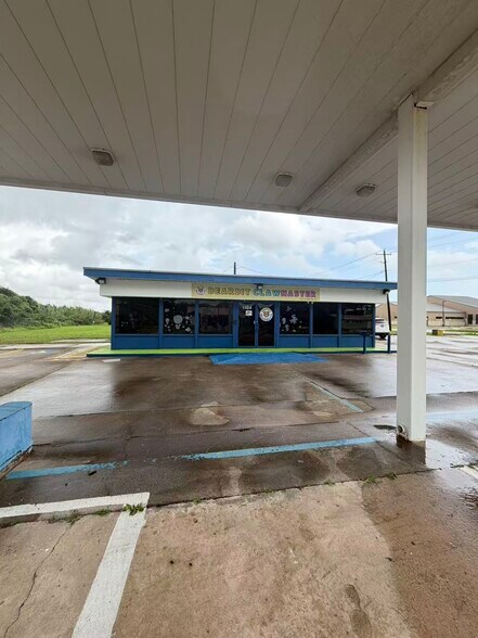 More Photos Of 1104 N Virginia St, Port Lavaca Service Station For Sale