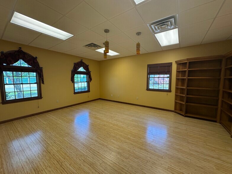 More Photos Of 6010 Drott Dr, East Syracuse Flex For Sale