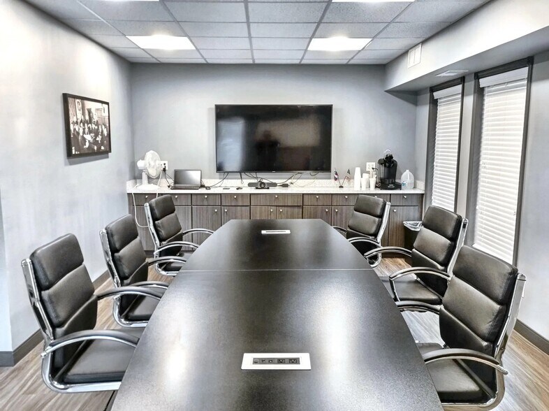 More Photos Of 2435 W Glenwood Ave, Joliet Office For Sale