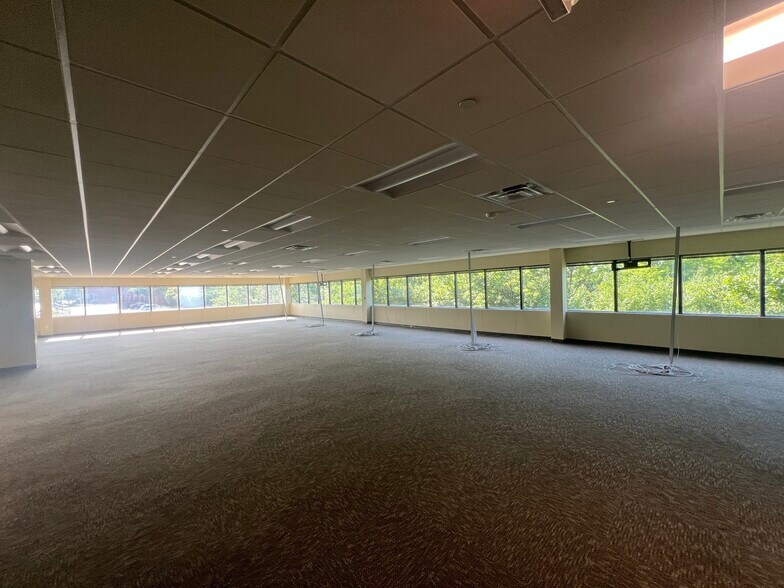 More Photos Of 2670 Chancellor Dr, Crestview Hills Office For Lease