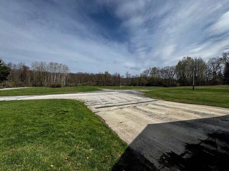 More Photos Of 33 Transport Dr, Bennington Freestanding For Sale