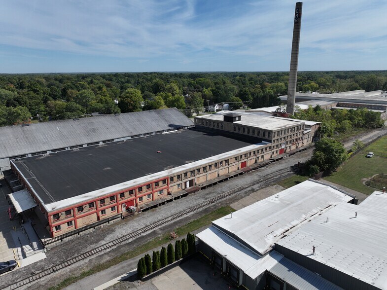 More Photos Of 265 E Broadway St, Three Rivers Warehouse For Lease