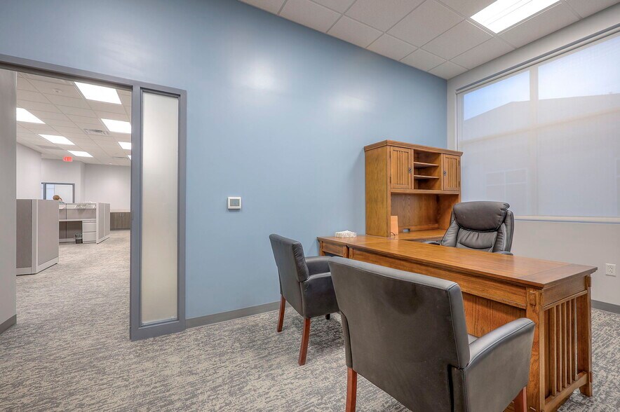 More Photos Of 5821 NW 72nd St, Kansas City Office For Lease