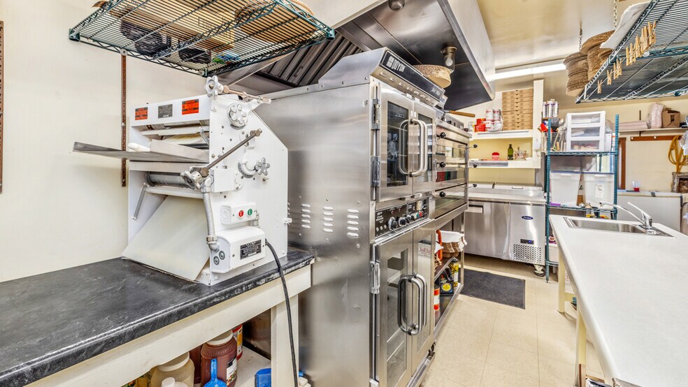 More Photos Of 1100 Vulcan St, Iron Mountain Warehouse For Sale