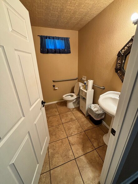 More Photos Of 1428 N Walnut Ave, New Braunfels Office For Sale