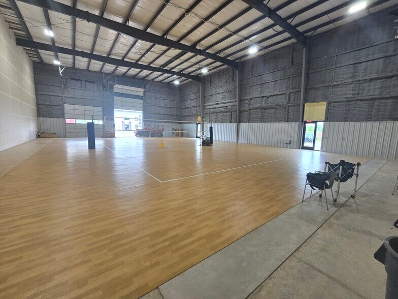 More Photos Of 3725 NE 104th St, Oklahoma City Light Distribution For Lease