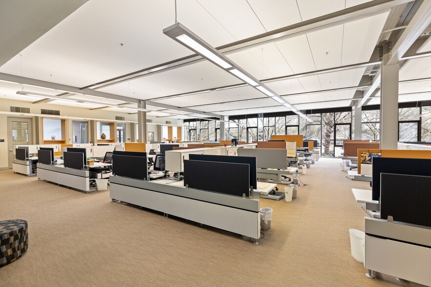 More Photos Of 45 SW Ankeny St, Portland Office For Sale