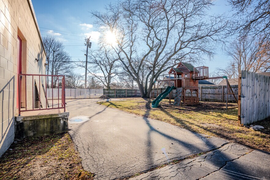 More Photos Of 3921 Olive St, Racine Office For Sale