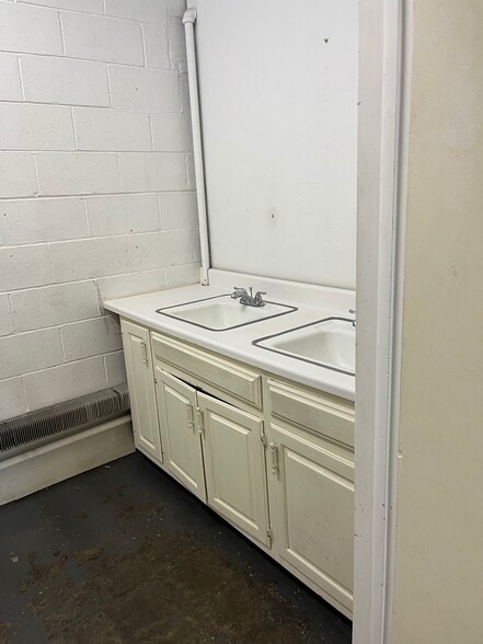 More Photos Of 25 Perry Ave, Norwalk Warehouse For Lease