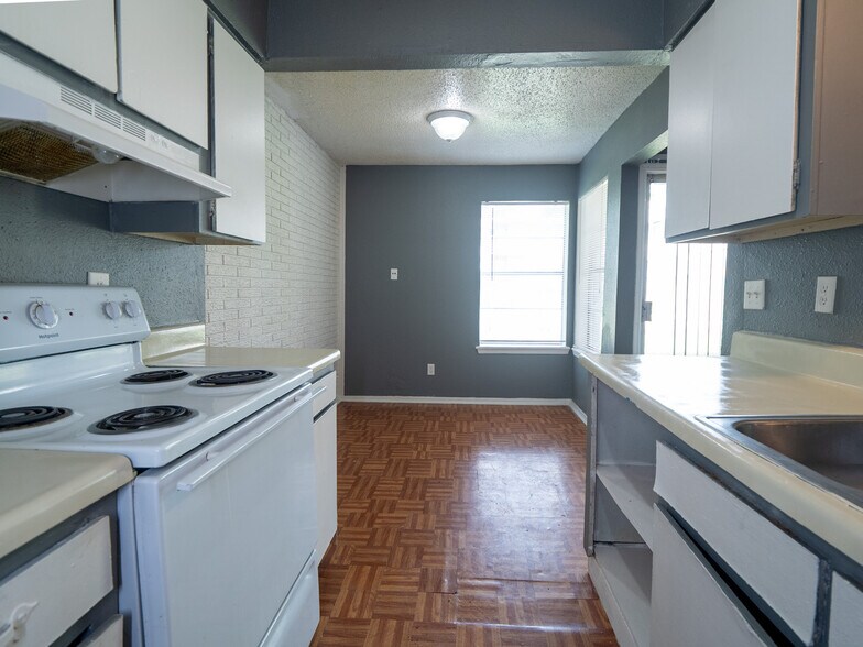 More Photos Of 5924 NW 10th St, Oklahoma City Apartments For Sale