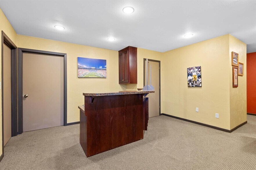 More Photos Of 2131 Calumet Dr, New Holstein Medical For Lease