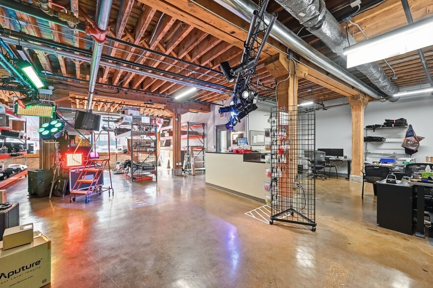 More Photos Of 2130-2140 W Fulton St, Chicago Flex For Lease