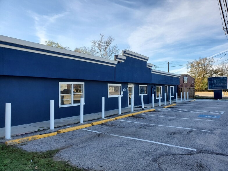 More Photos Of 127-129 Grand Ave, Bacliff Restaurant For Lease