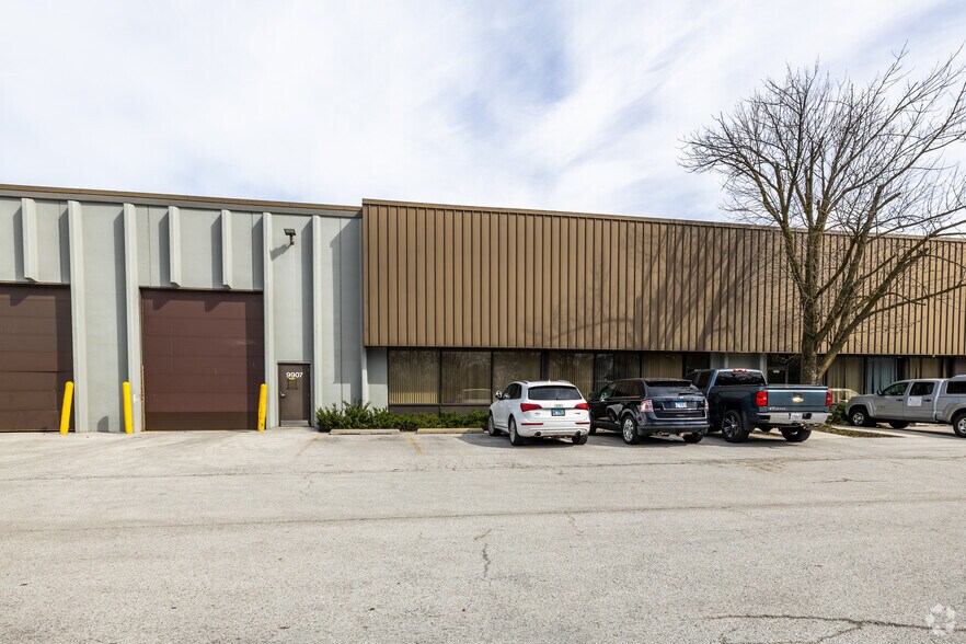 More Photos Of 9901-9913 S 78th Ave, Hickory Hills Warehouse For Lease