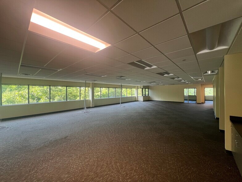 More Photos Of 2670 Chancellor Dr, Crestview Hills Office For Lease