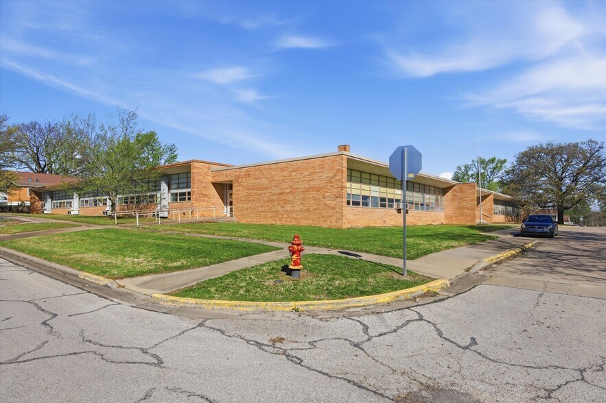 More Photos Of 1009 W Pacific, Osawatomie Schools For Sale