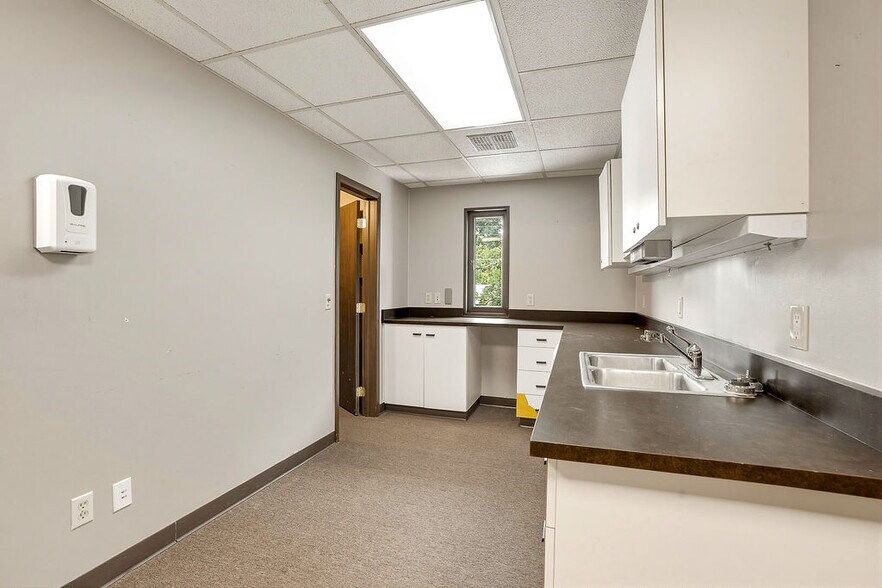 More Photos Of 1414 Arlington St, Ada Medical For Lease