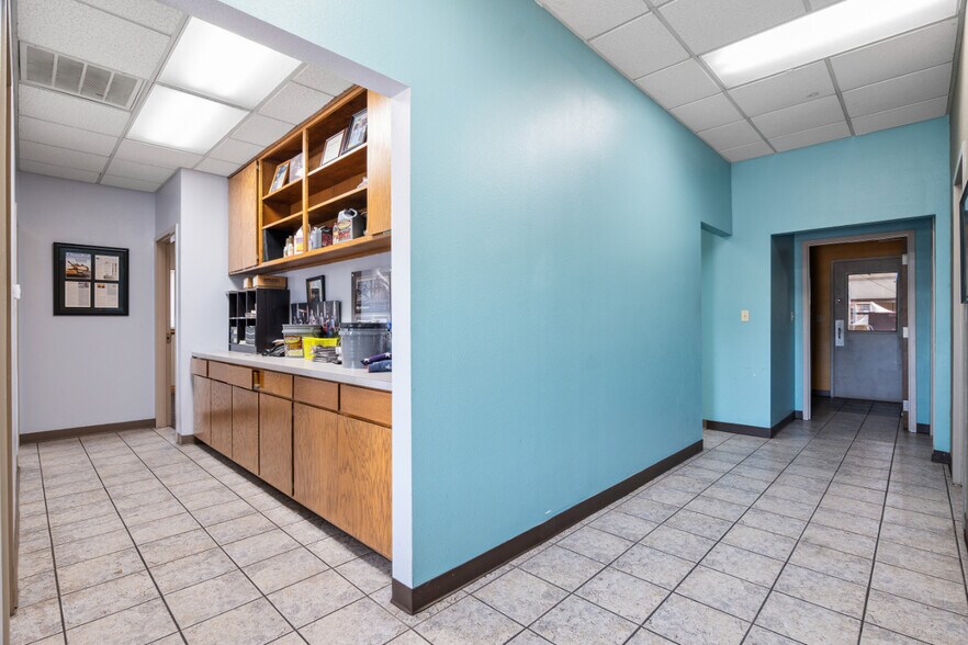 More Photos Of 2078 Ford Ave, Springdale Warehouse For Lease