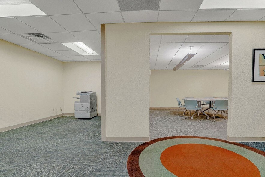 More Photos Of 240 E Sunset Rd, El Paso Office For Lease