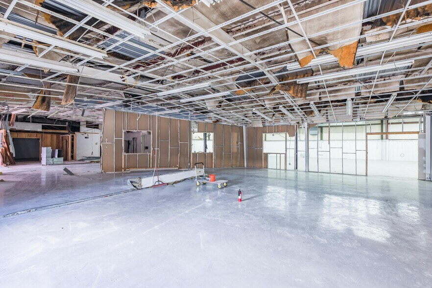 More Photos Of 508 Cobb Pky NE, Marietta Warehouse For Lease