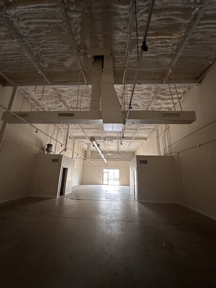 Primary Photo Of 551 N Shepherd Dr, Houston Showroom For Lease
