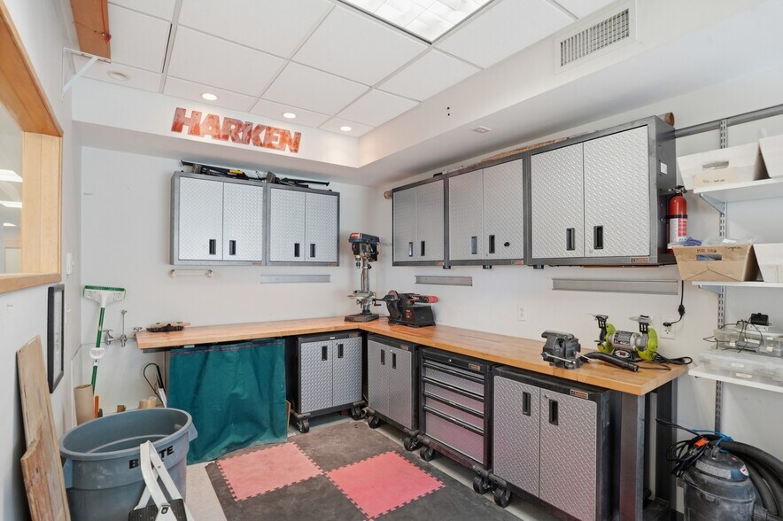 More Photos Of 19 John Clarke Rd, Middletown Office For Sale