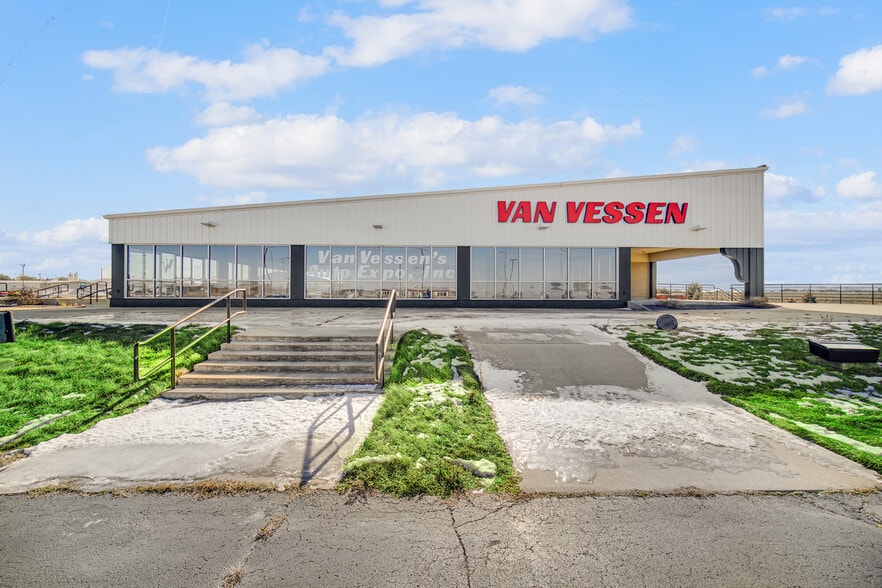 More Photos Of 101 Watters Dr, Dwight Auto Dealership For Sale