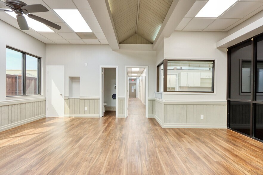 More Photos Of 1717 N Garrett Ave, Dallas Medical For Sale