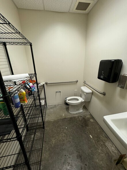 More Photos Of 258 Poplar Ave, Memphis Storefront Retail Office For Lease